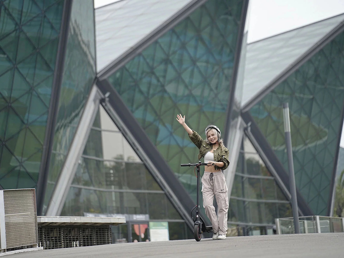 LF6 Electric Scooter with 500W Motor, 10” Tires, 22Mph & 23Miles Range, Folding Commuting E-Scooter for Adults with APP Control